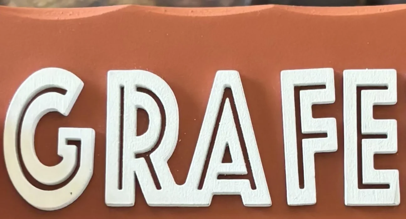 Objets Décoratifs Mal Épelés de Hobby Lobby : La Frustration Alimentée par une Création AI