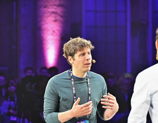 OpenAI Confronté à Plus de 50 Poursuites pour Dommages aux Consommateurs et Décès Injustifiés