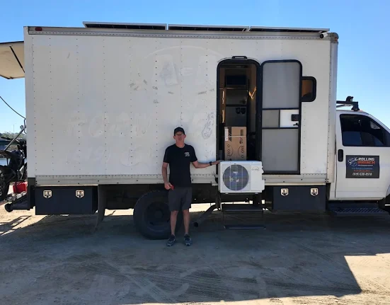 Propriétaire de camion boîte teste un système de climatisation autonome dans le désert à 100 degrés avec 1 950 W de solaire