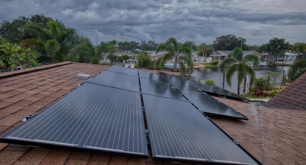 Propriétaire de panneaux solaires au Royaume-Uni : le premier jour gris et pluvieux en mois révèle l'ombre des performances