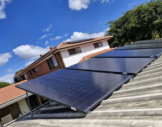 Propriétaire solaire australien cherche à optimiser l'utilisation de cinq panneaux supplémentaires hors réseau