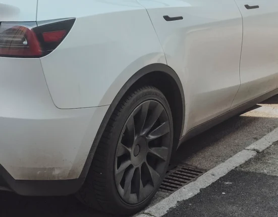 Propriétaires chinois alertent sur la vulnérabilité des roues arrière du Model Y L de Tesla lors de trajets longs et de charges maximales