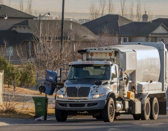 Résidents de Dallas contestent les caméras de camions-poubelles AI qui attribuent un score de 'dégradation' à 21 000 maisons