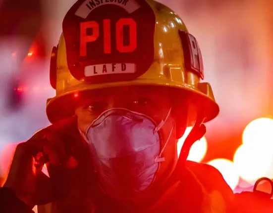 Tesla Charge les Pompiers d'Appeler Deux Lignes de Soutien en Cas d'Accident de Robotaxi