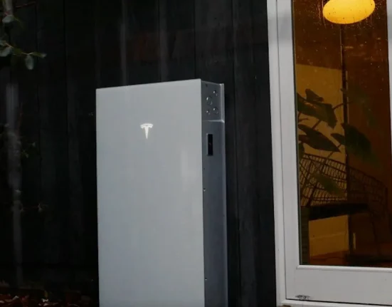 Tesla alerte les propriétaires de Powerwall face au super El Niño : Préparez-vous aux pannes de courant