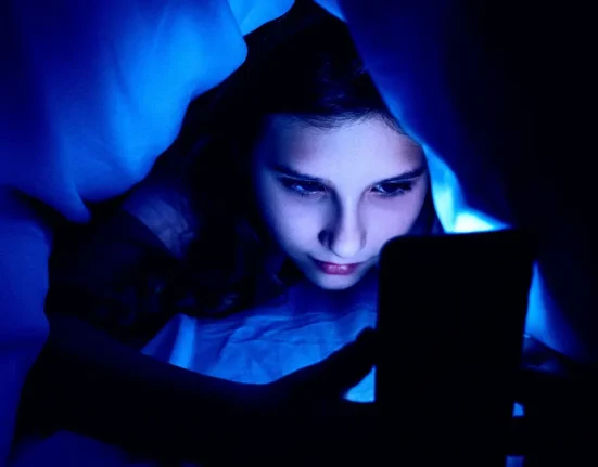 Un Ancien Cadre de Google Alerte : Les Dangers de l'IA pour les Mineurs Sont Pire que Ceux des Réseaux Sociaux.
