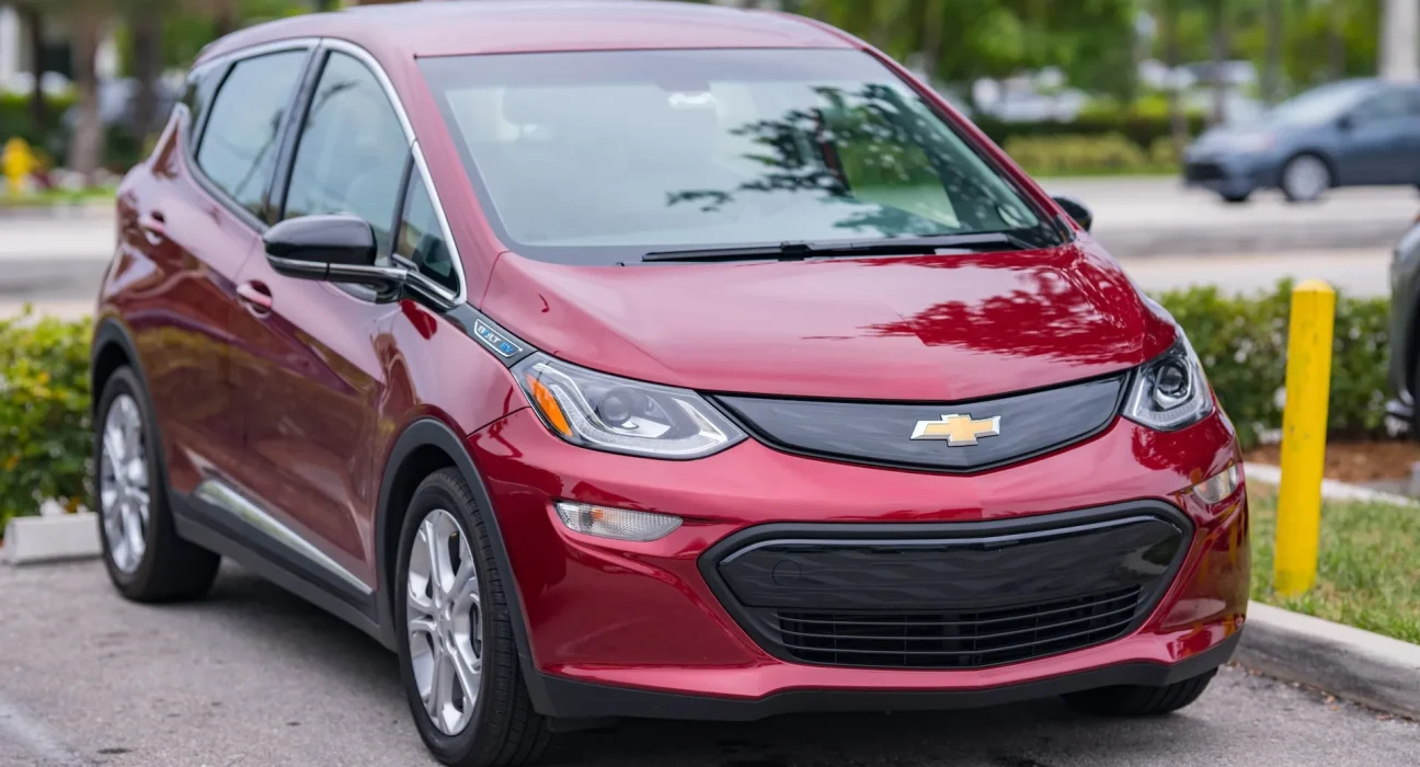Un Bolt de Chevrolet atteint 471 616 miles : un exploit légendaire avant les avertissements de batterie.