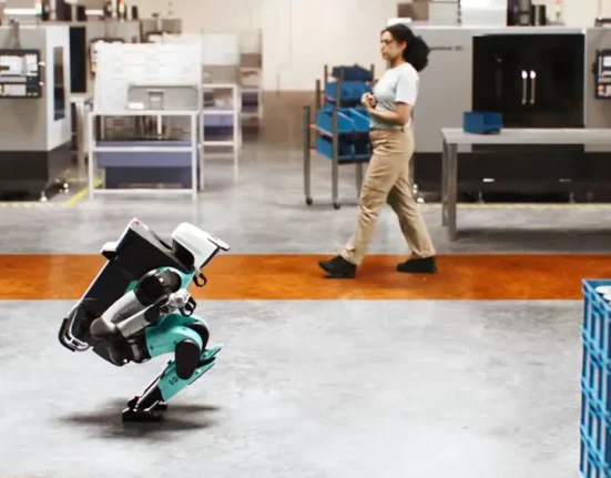 Un Robot Humanoïde Innovant Réagit par la Peur Lorsqu'on S'Approche.