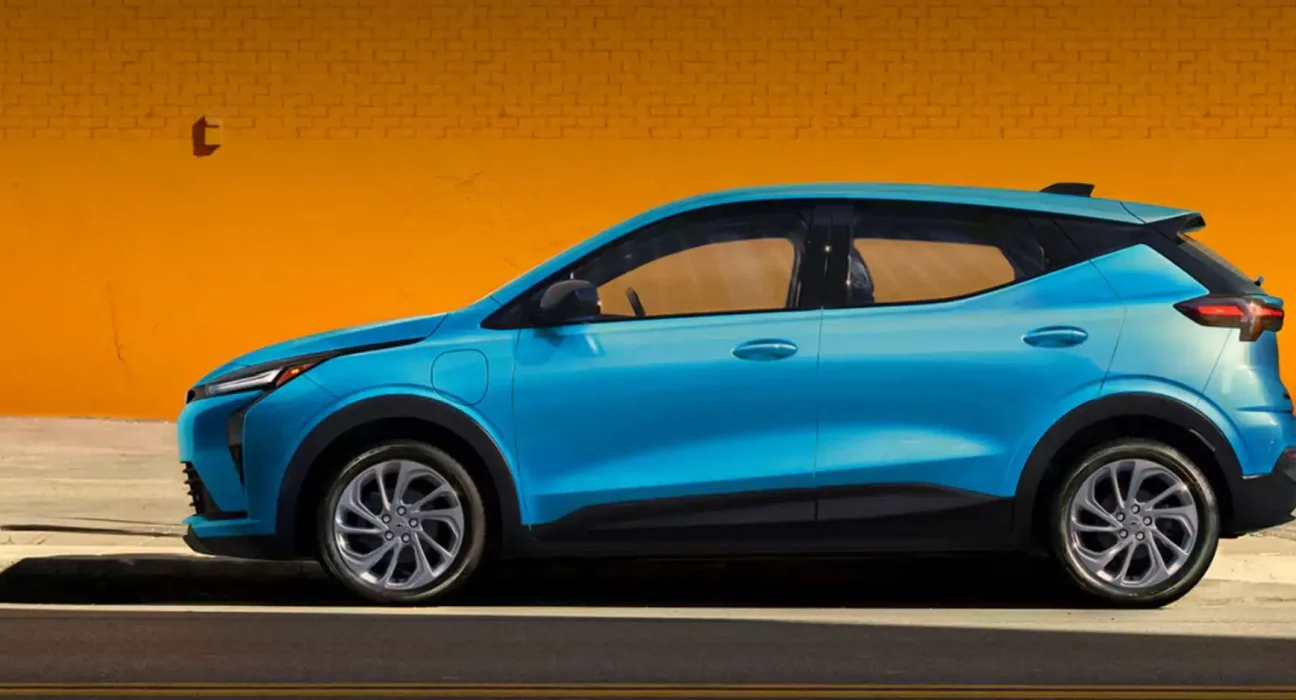 Un acheteur de voiture électrique en Ontario entre le Bolt et le BYD Dolphin, face à un avertissement : 'Une boîte de conserve avec une batterie'.