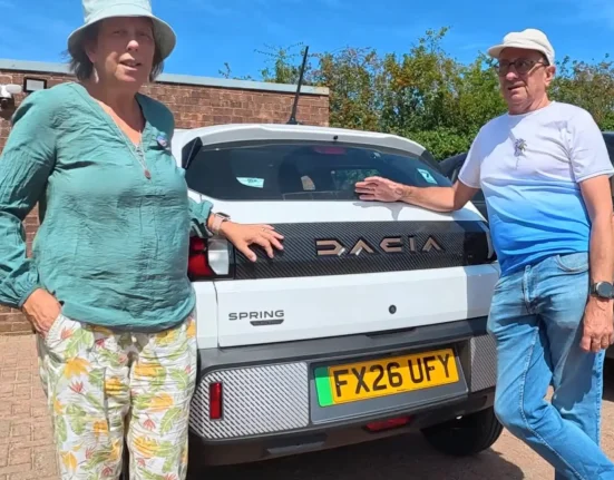 Un couple britannique explore l'autonomie impressionnante d'un véhicule électrique abordable, sans utiliser de chargeur rapide
