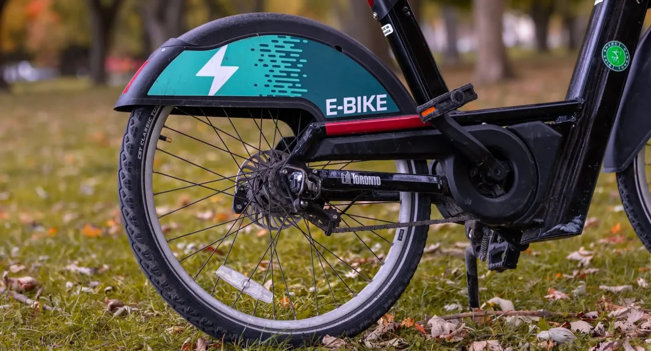 Un mécanicien de vélo électrique met en garde : Les vélos bon marché d'Amazon réduisent les coûts initiaux, mais rallongent les délais d'attente pour les pièces.