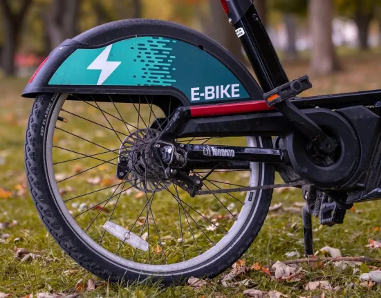 Un mécanicien de vélo électrique met en garde : Les vélos bon marché d'Amazon réduisent les coûts initiaux, mais rallongent les délais d'attente pour les pièces.