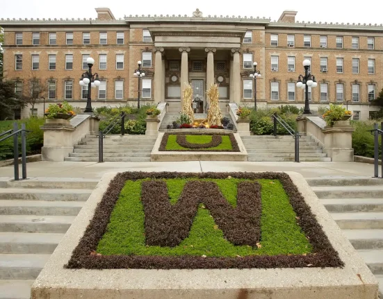 Un professeur du Wisconsin démasque 60 essais rédigés par l'IA avec des instructions secrètes et abandonne les devoirs d'écriture.