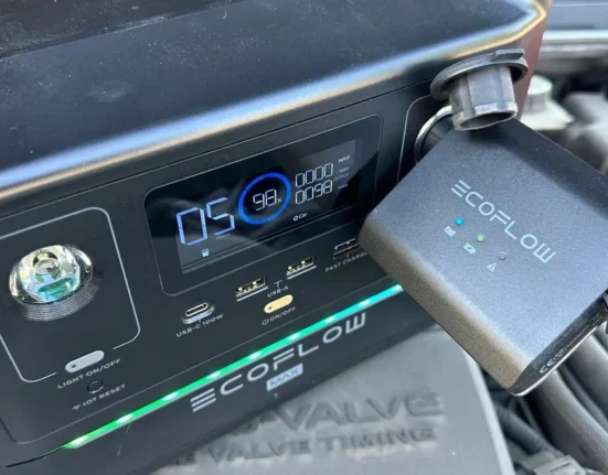 Un propriétaire d'EcoFlow témoigne : une station d'énergie portable recharge une batterie de voiture à plat sans prise à proximité