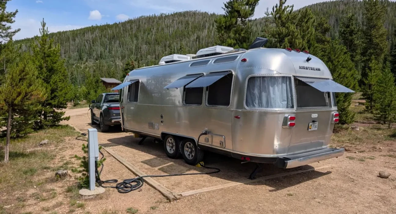 Un propriétaire de Rivian dans le Colorado tracte une Airstream de 25 pieds jusqu'à 12 200 pieds après une seule recharge rapide.