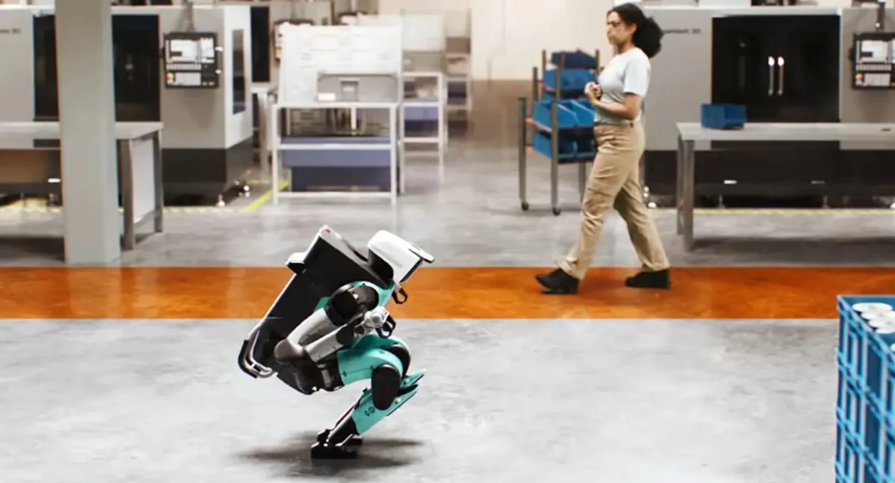 Un robot humanoïde s'agenouille et se soumet face aux travailleurs.