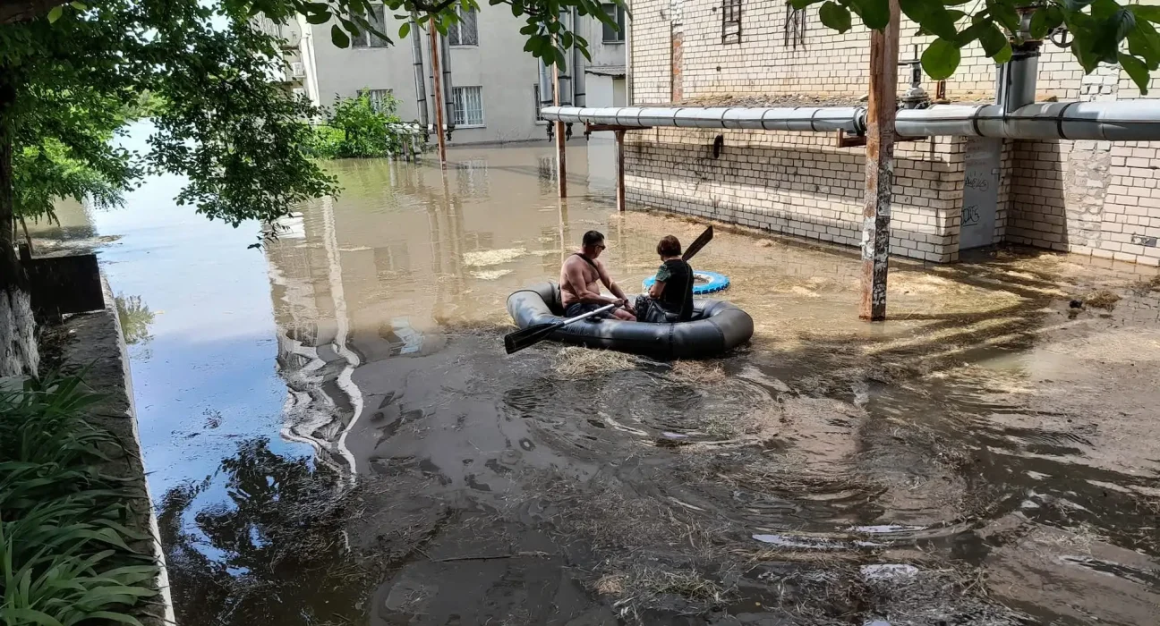Un satellite de la NASA capture en temps réel l'inondation de Kakhovka en Ukraine, révélant des lacunes dans les modèles prédictifs.
