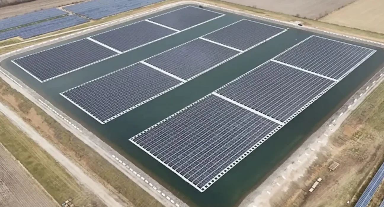 Un village de l'Ohio déploie 9 222 panneaux solaires sur un réservoir, dépassant de 13 fois la moyenne d'État par habitant.