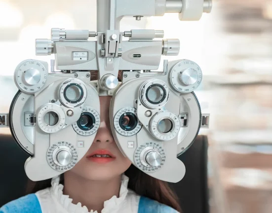 Une bande lumineuse manquante en intérieur pourrait protéger la vision des enfants, selon les chercheurs.