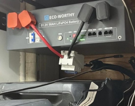Une batterie tierce propulse la Bluetti à 10,75 kWh, avec une capacité d'alimenter la climatisation