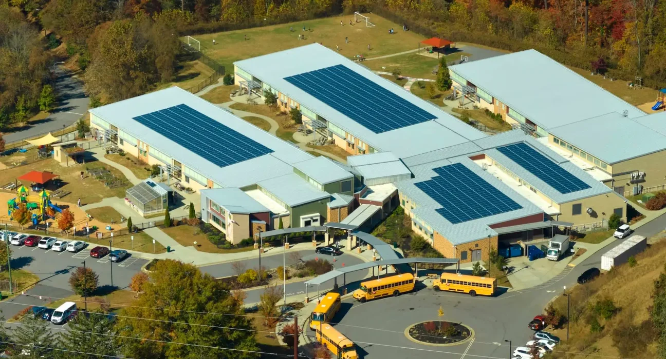 Une école élémentaire en Pennsylvanie installe 346 panneaux solaires, réduit sa consommation d'énergie et prévoit des économies sur le long terme.