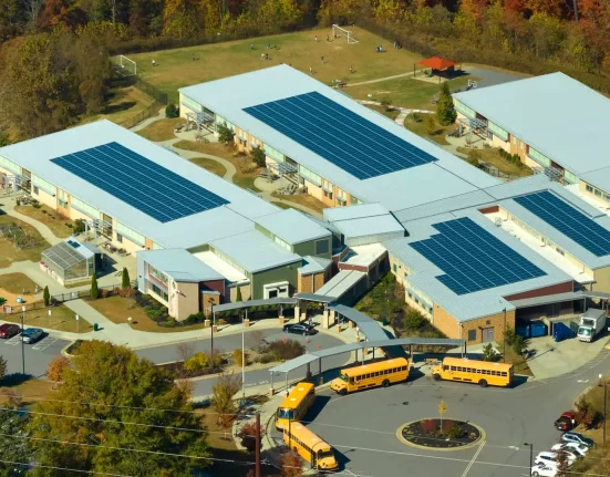 Une école élémentaire en Pennsylvanie installe 346 panneaux solaires, réduit sa consommation d'énergie et prévoit des économies sur le long terme.
