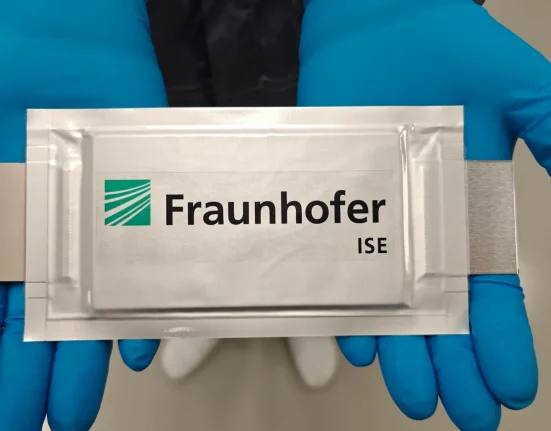Une équipe dirigée par l'Allemagne dévoile des électrodes de batterie épaissies, promettant une augmentation de la densité énergétique jusqu'à 15%.