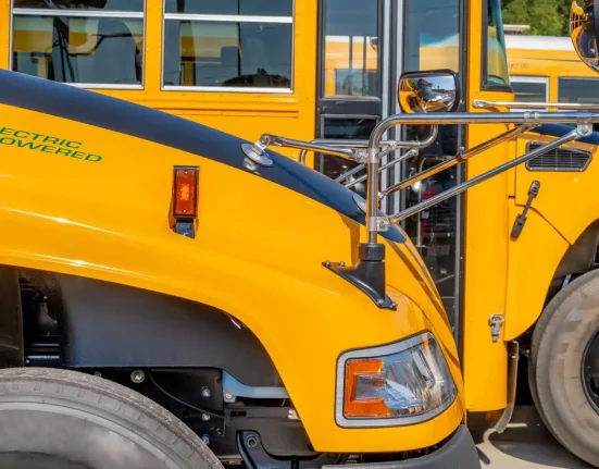Une flotte de bus électriques sous une canopée solaire : une école du Massachusetts économise 2,33 millions de dollars.