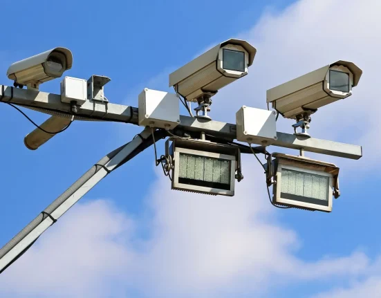 Une ville du Connecticut maintient son projet de radars, malgré l'opposition locale : "On dirait un coup financier."