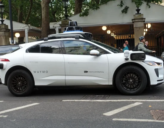 À Denver, les passagers de Waymo rapportent que des œufs volent sur les robotaxis.