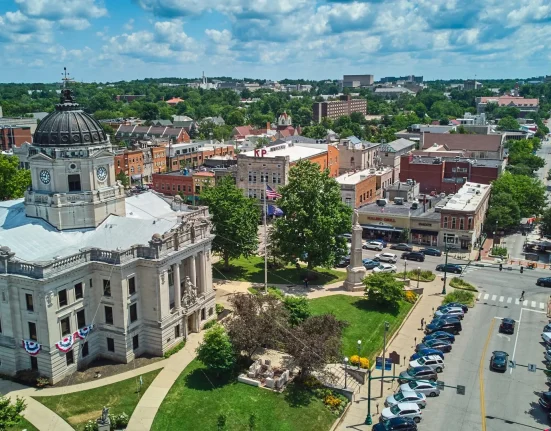 À Indiana, une ville envisage d'interdire la 'superintelligence' avec un seuil de 95% de votes pour annuler cette décision.