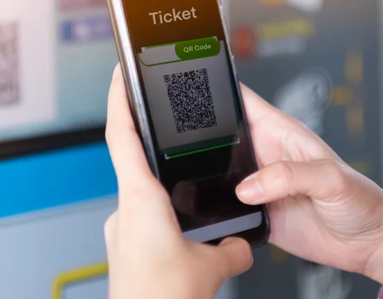 À New York, des autocollants QR frauduleux perturbent 64 kiosques de Manhattan avant qu'un conducteur ne découvre la supercherie.
