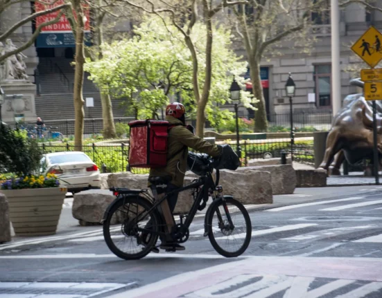 À New York, la hausse des blessures liées aux vélos électriques exacerbe le conflit entre plaques et pistes cyclables