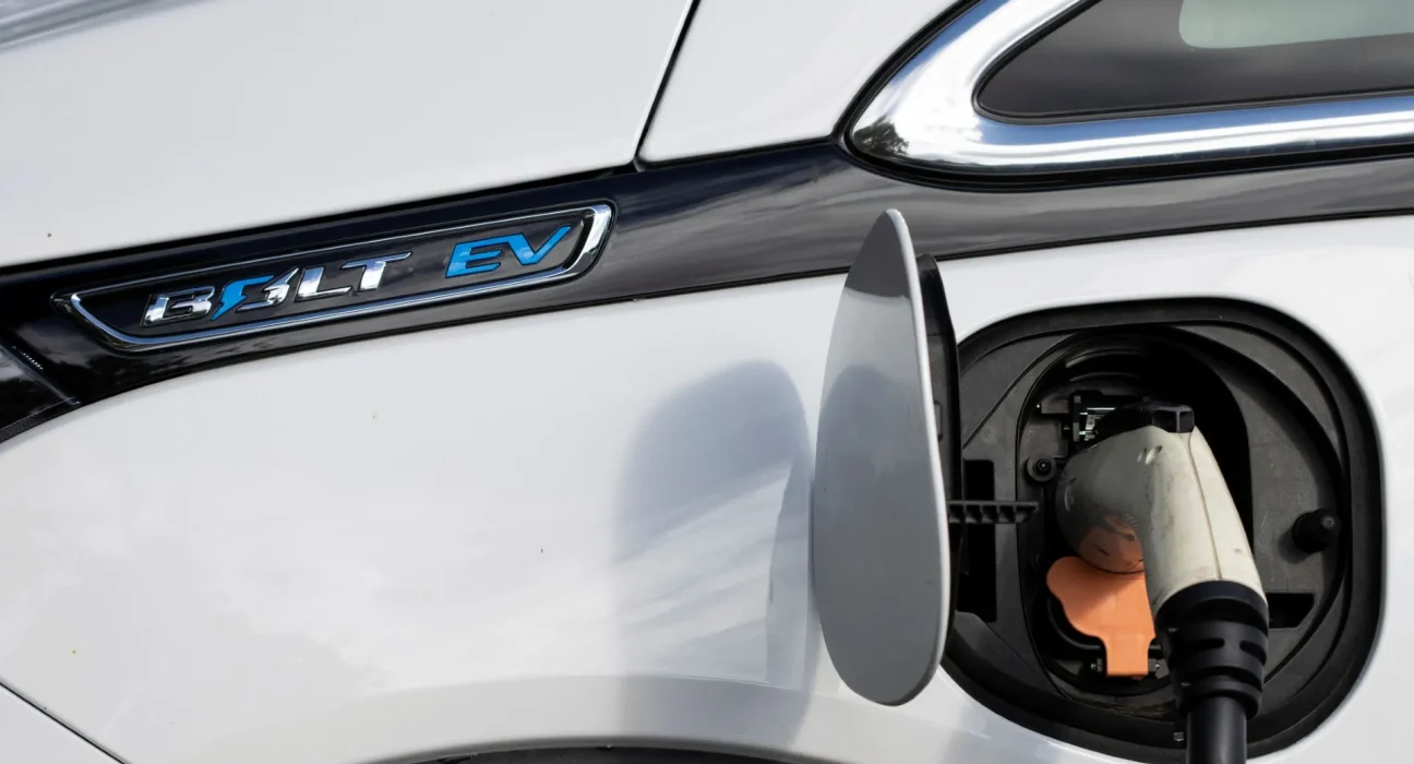 À New York, un conducteur de Chevy Bolt verbalisé pour stationnement à contresens lors d'une recharge