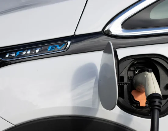 À New York, un conducteur de Chevy Bolt verbalisé pour stationnement à contresens lors d'une recharge