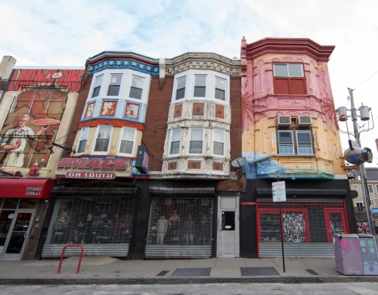 À Philadelphie, les locataires dénoncent une mauvaise interprétation des demandes de réparation par l'IA des propriétaires, entraînant des frais de retard accumulés.