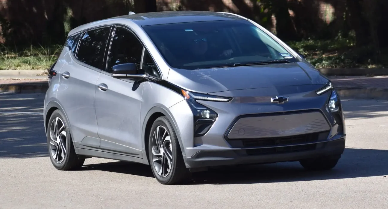 À l'attente d'un bébé : Un propriétaire de Porsche 911 se tourne vers la Chevrolet Bolt, une tendance partagée par d'autres.