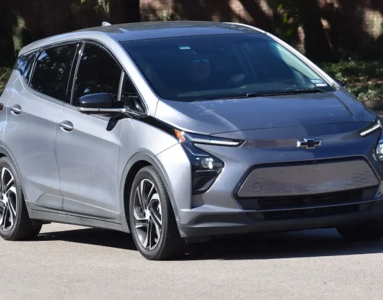 À l'attente d'un bébé : Un propriétaire de Porsche 911 se tourne vers la Chevrolet Bolt, une tendance partagée par d'autres.