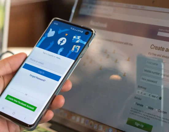 Alerte aux escroqueries : des publicités de réduction falsifiées sur Facebook et TikTok menacent vos données bancaires en temps réel.