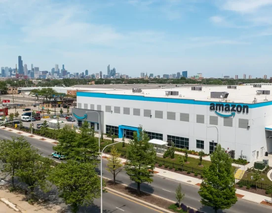 Amazon suspend son plan de drones dans le Connecticut en attendant des auditions, mais les commentaires du public restent accessibles.