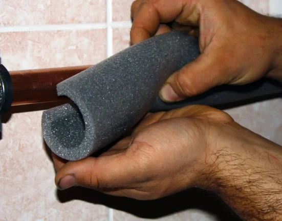Au Royaume-Uni, la mousse des tuyaux de pompe à chaleur se dégrade sous l'effet du soleil : les acteurs du secteur réclament des mesures