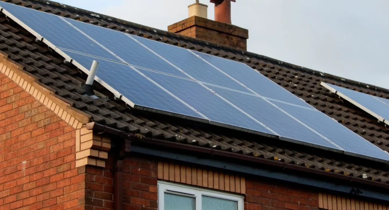 Au Royaume-Uni, l'énergie solaire domestique et les batteries réduisent les factures de 62 %, mais beaucoup passent à côté d'économies encore plus importantes.
