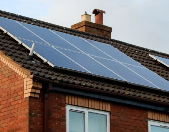 Au Royaume-Uni, l'énergie solaire domestique et les batteries réduisent les factures de 62 %, mais beaucoup passent à côté d'économies encore plus importantes.