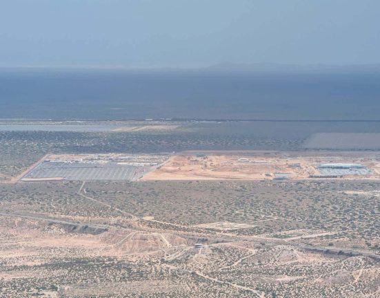 Au Texas et au Nouveau-Mexique, les centres de données IA mettent en péril des plans climatiques de plusieurs millions de dollars.