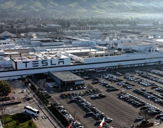 Augmentation significative des émissions de métaux lourds près d'une école élémentaire : les projets de l'usine Tesla en question.
