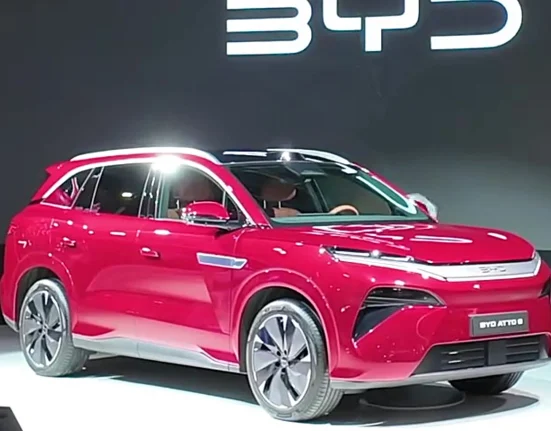 BYD ATTO 8 : 7 places, recharge en 9 minutes et 775 chevaux.