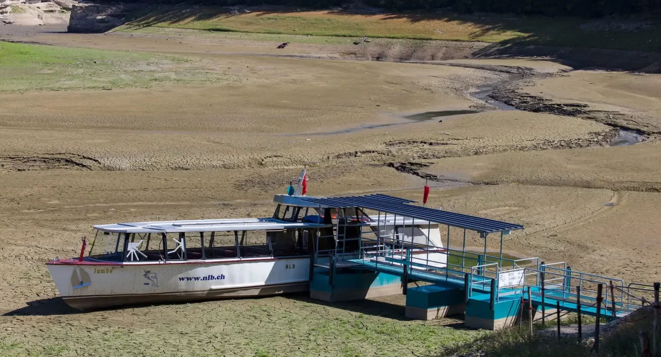 Chaleur record : des habitants inscrivent 'HELP' et 'SOS' dans les herbes au bord du lac franco-suisse asséché