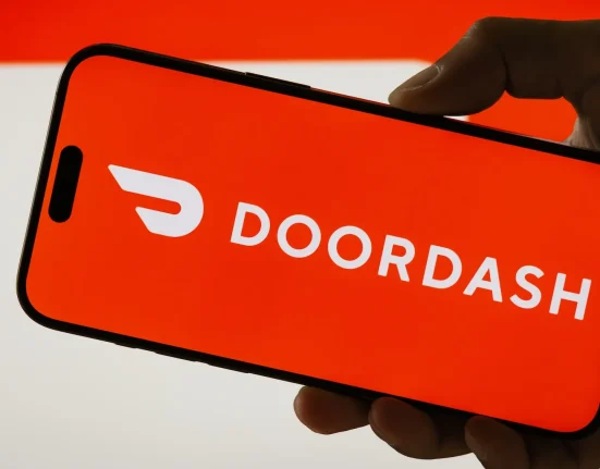 Client de DoorDash : un chatbot promet un remboursement complet, puis le refuse après l'annulation de la commande