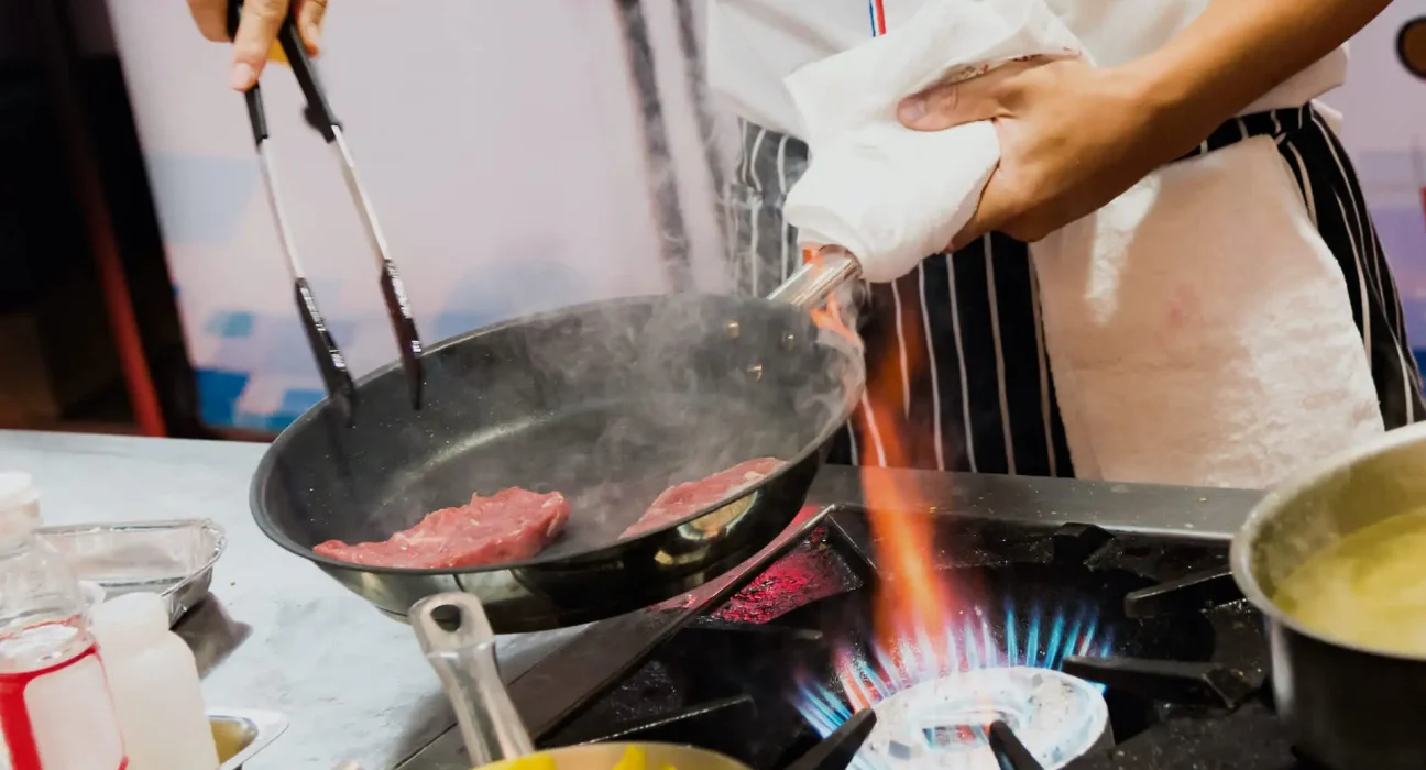 Dans les cuisines de restaurants américains, les cuisiniers se sentent 'étouffés' par les plaques à gaz.