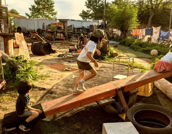 Des Parents Envoient Leurs Enfants Dans Un Parc Où Ils Manipulent Scies Et Marteaux Pour Éveiller Leur Créativité.